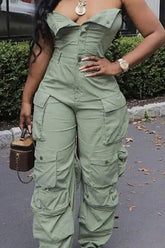 Combinaison en jean à jambes larges et épaules dénudées avec poches cargo